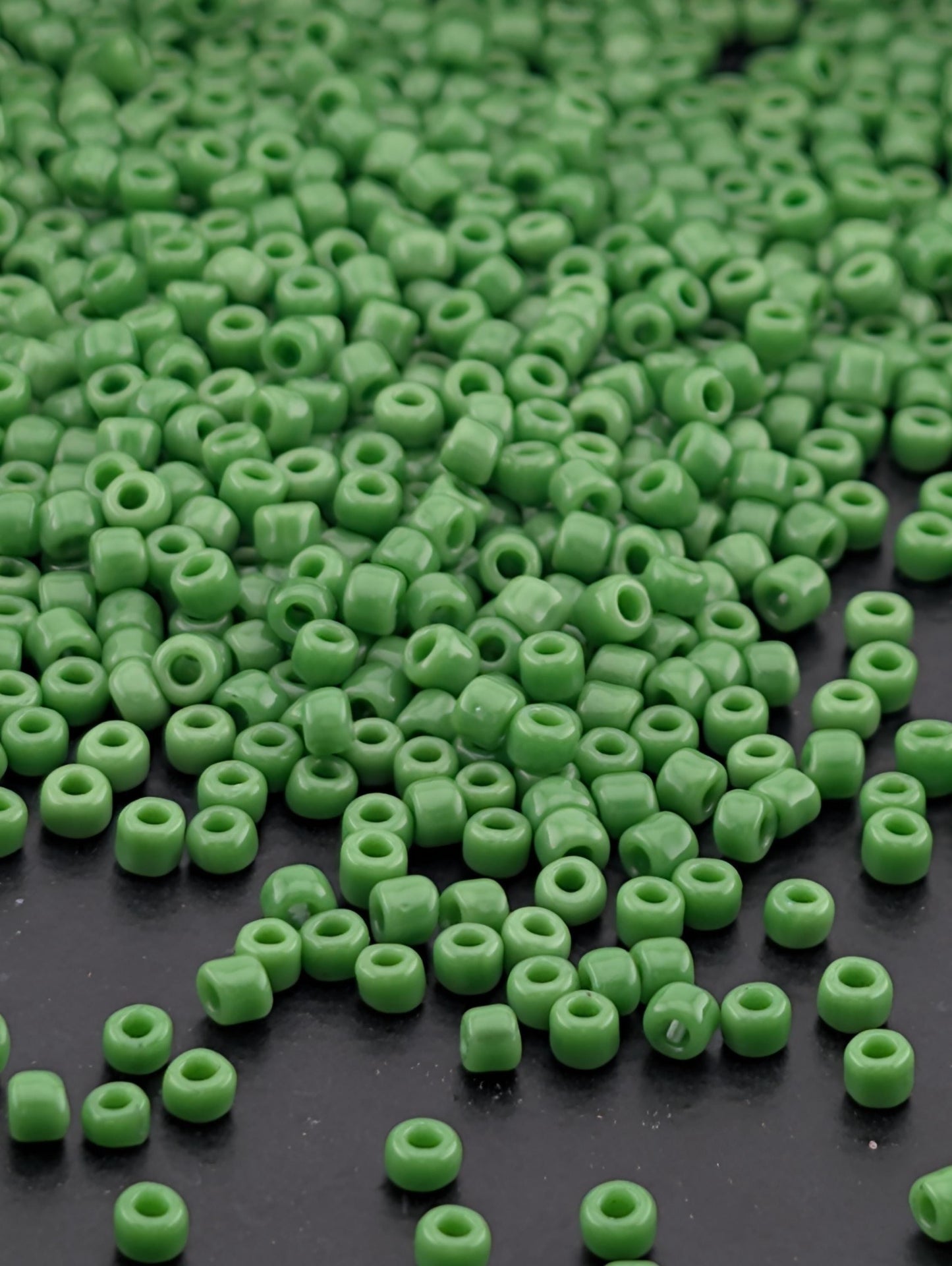 1818SB Opaque Green 11/0