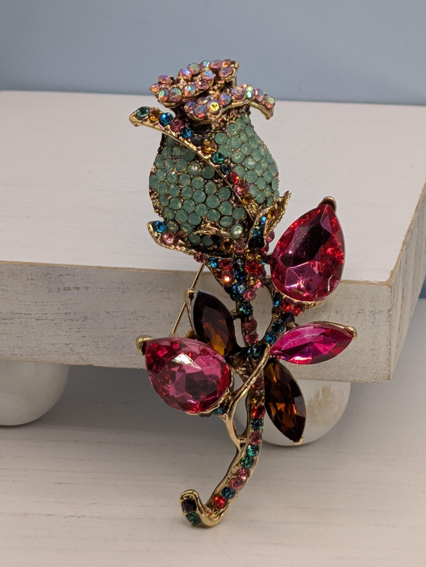 Multi Color Rose Bud Golden Plate for DIY Bag Charm, Pin Acessory or Pendant Brooch